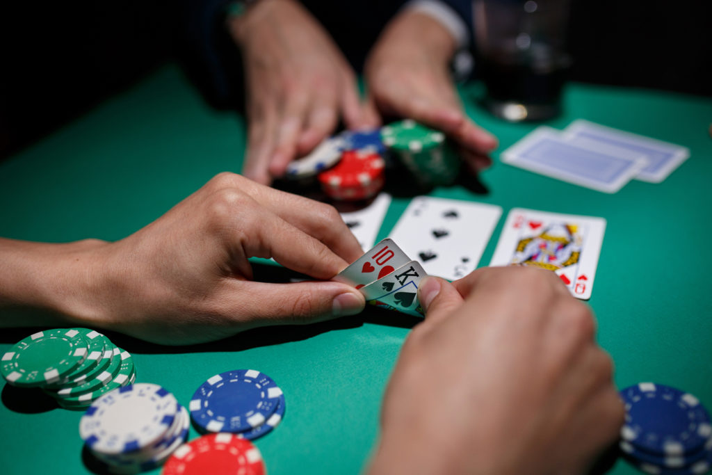 Cara Menggunakan Semi-Bluff Saat Bermain Judi Poker